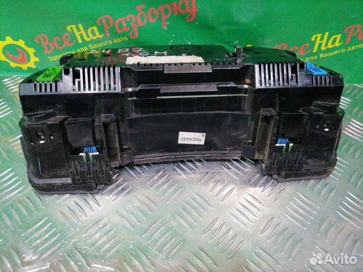 Щиток панель приборов Audi A4 B7 седан 1.8 2005