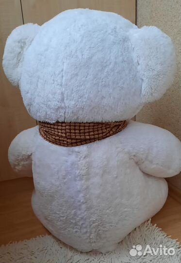 Большой плюшевый медведь