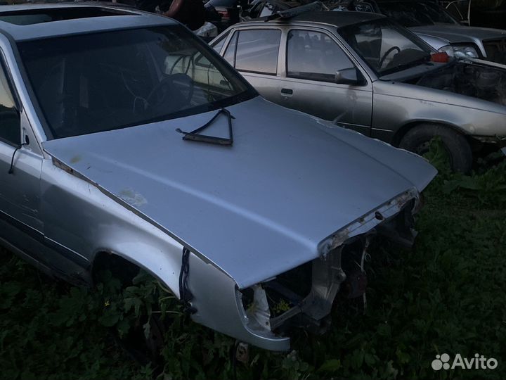 Капот на mercedes 124