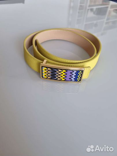Желтый кожаный ремень с пряжкой с эмалью