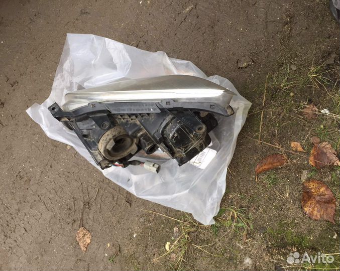 Фара передняя правая Toyota Avensis 2 T250