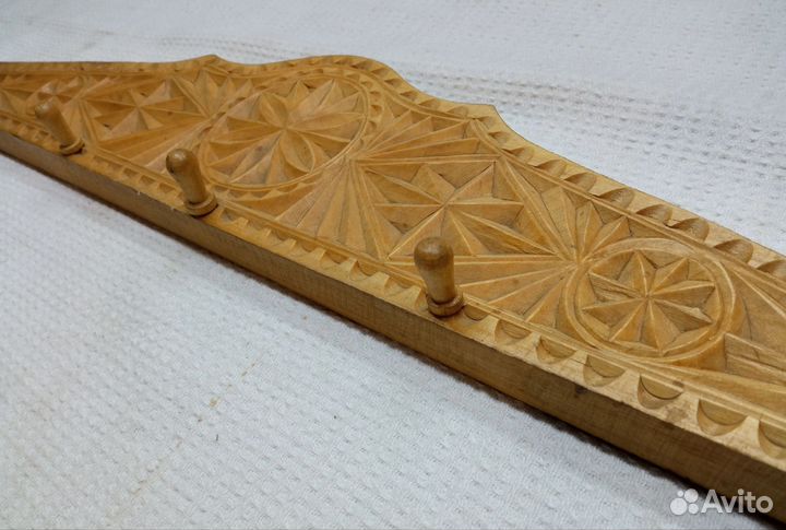 Деревянная вешалка