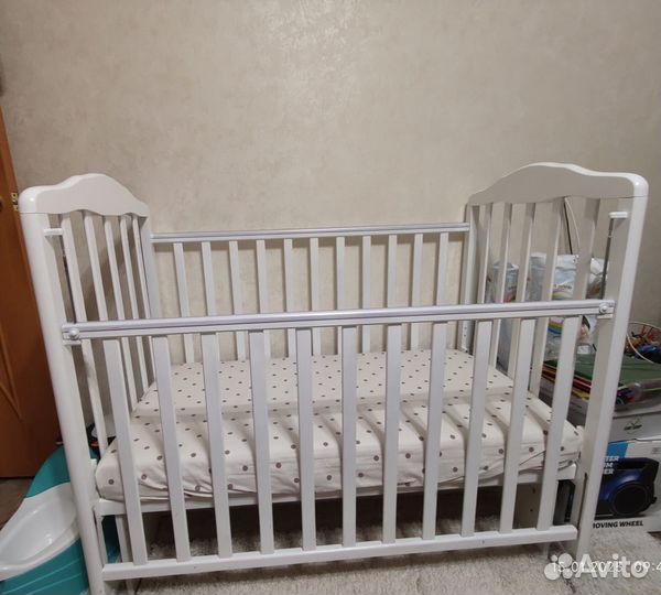 Детская кроватка с маятником