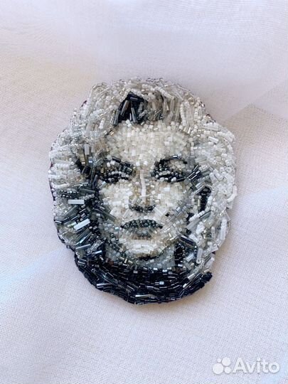 Бисерная брошь Мэрилин Монро