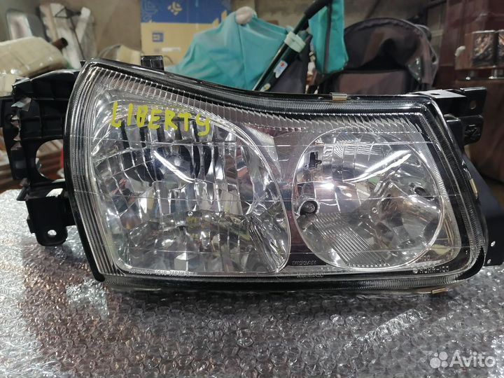 Фара на Nissan Liberty правая