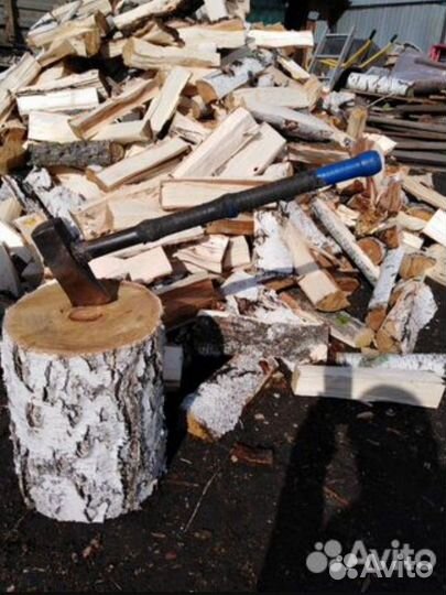 Кольщик дров на дроваколе или колуном