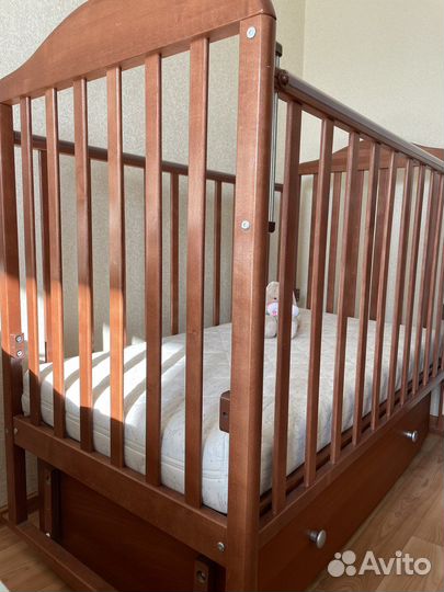 Детская кроватка с маятником