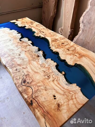 Обеденный стол из слэба с заливкой смолой