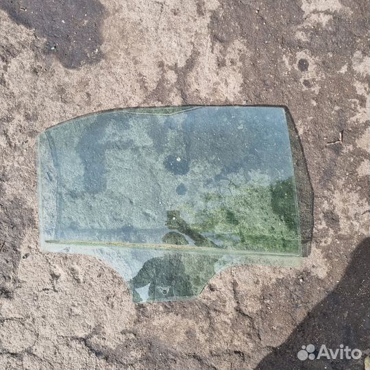 Стекло двери Skoda Rapid