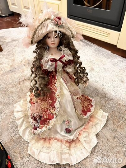 Кукла фарфоровая