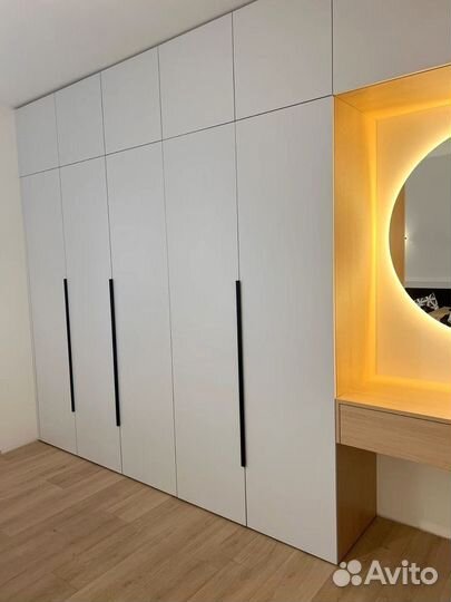 Встраиваемые шкафы с гладкими фасадами на заказ