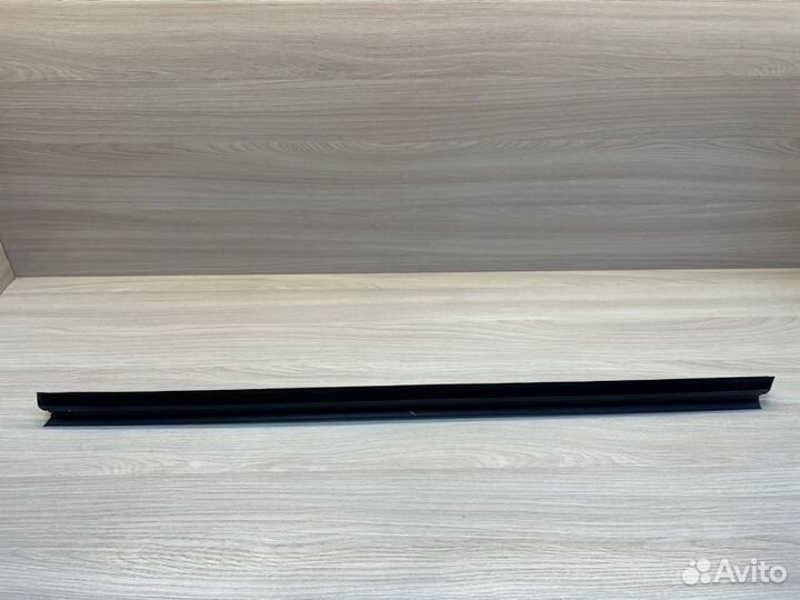 Уплотнитель стекла двери внутренний передний левый