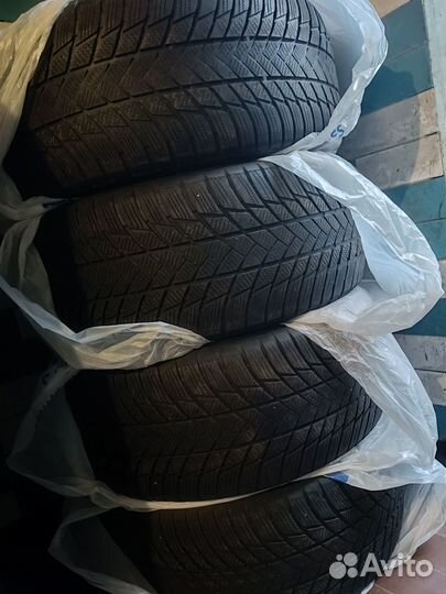 Bridgestone Blizzak LM-001 285/45 R21