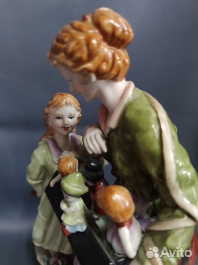 Статуэтка «Девочка и продавщица кукол» Meissen