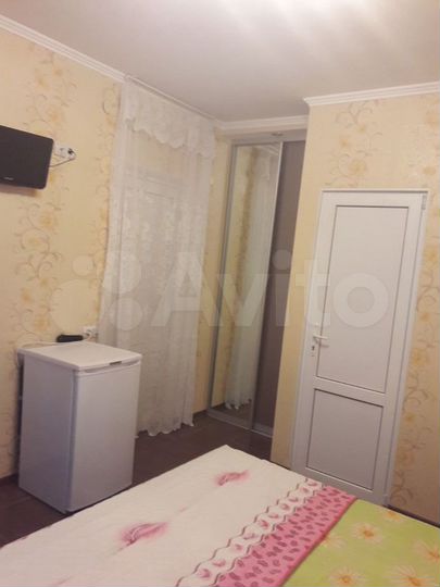 Комната 14 м² в 8-к., 1/3 эт.