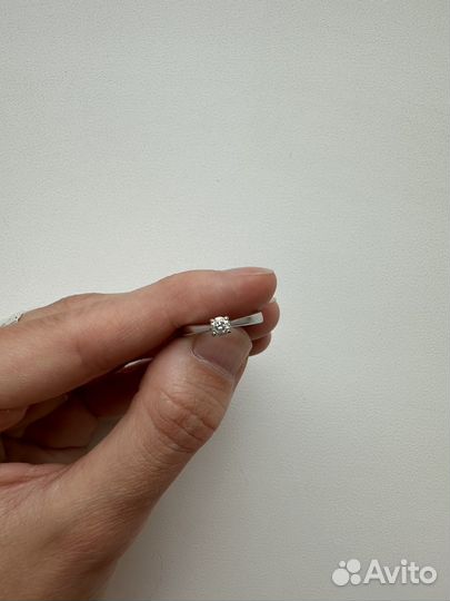 Золотое кольцо с бриллиантом 14,5 размер