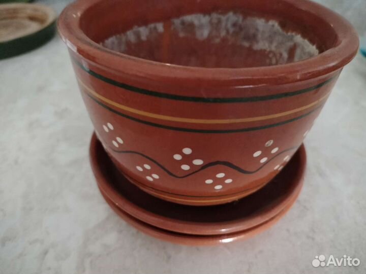 Глиняный горшок для цветов