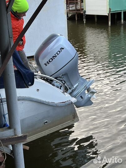 Катер и стояночное место поселке Новозавидовский