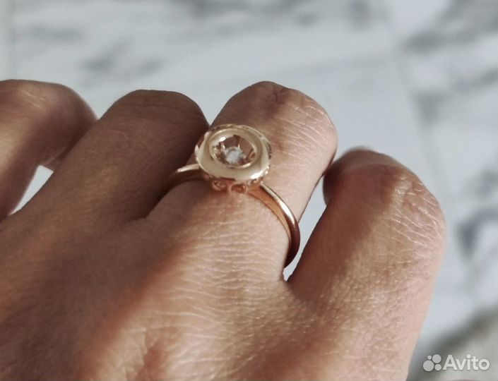 Золотое кольцо с танцующим бриллиантом