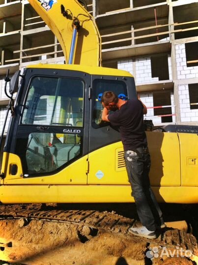 На JCB 540-140/540-170/531-70 Стекло правое