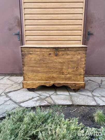 Старинный сундук на колесиках