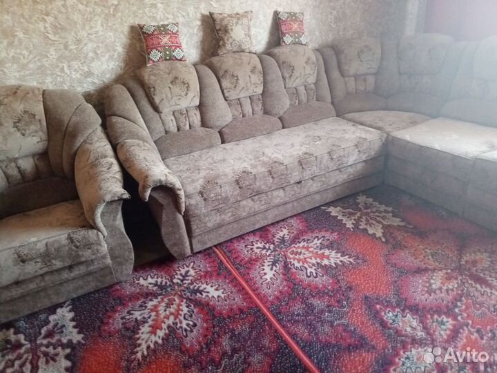 Угловой диван и кресло