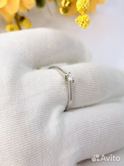 Золотое кольцо из белого золота с бриллиантом