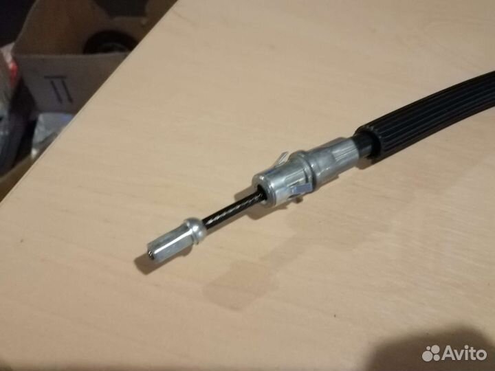 Трос стояночного тормоза правый transit 2000)