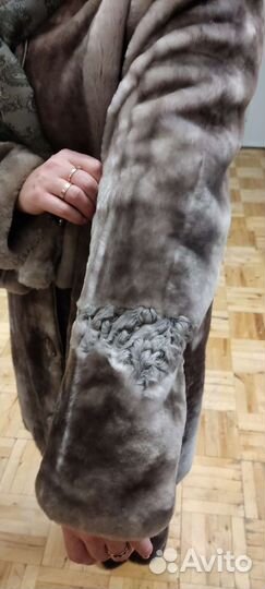 Шуба из цегейки со вставками каракуля