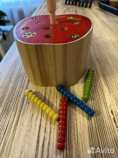 Игрушка «яблоко с червяками»