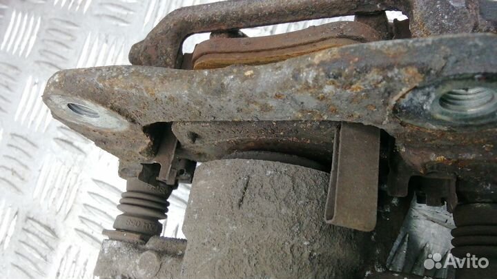 Суппорт задний левый Toyota Corolla Verso