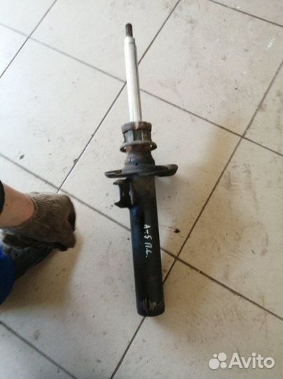 Амортизатор передний левый Skoda Octavia 1Z3 caxa