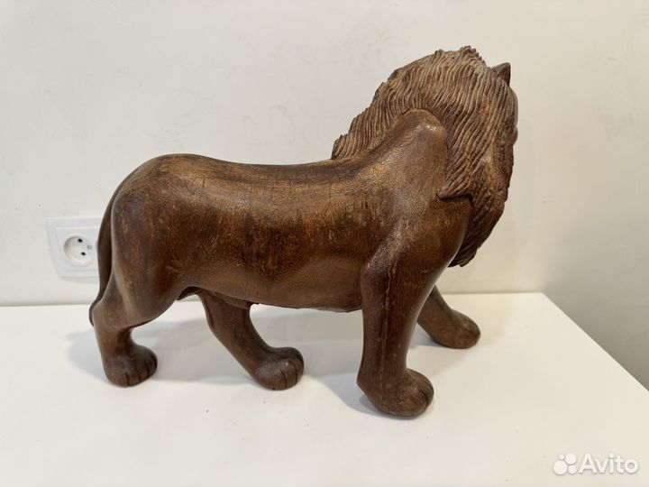 Фигурка льва из красного дерева