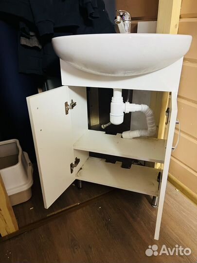 Раковина с тумбой и смесителем
