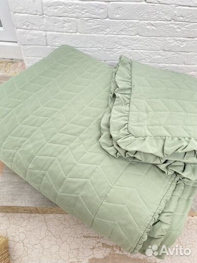 Покрывало на кровать с наволочками и простыней