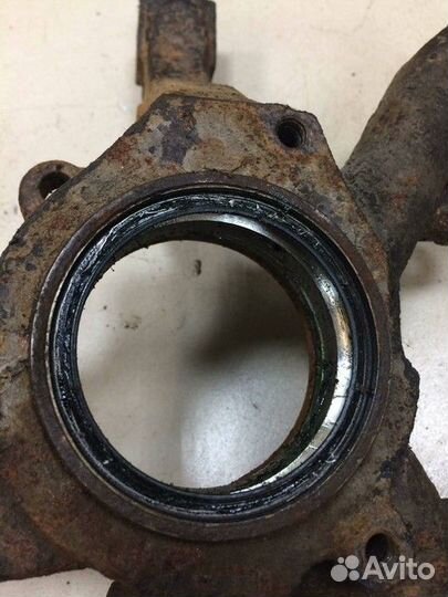 Кулак передний правый Dodge Neon