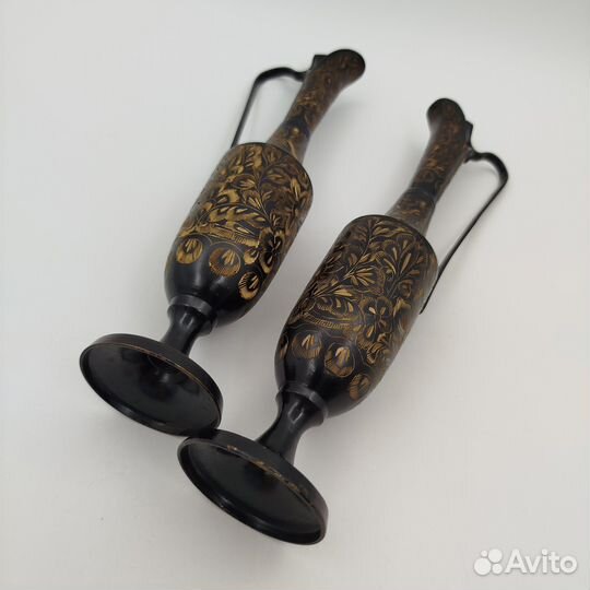 Набор парных кувшинов, выполненных в восточным