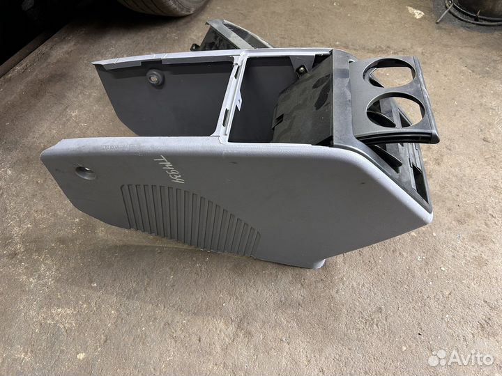 V638 консоль между передних сидений