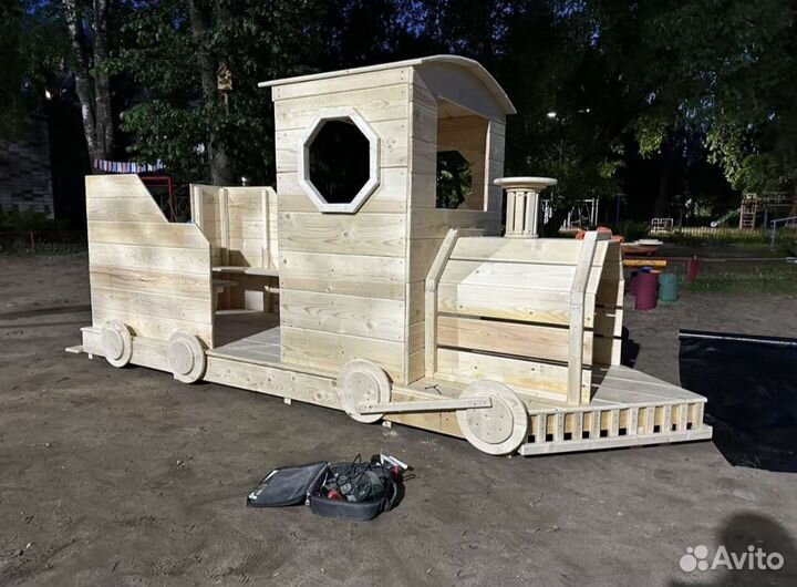 Паровозик деревянный