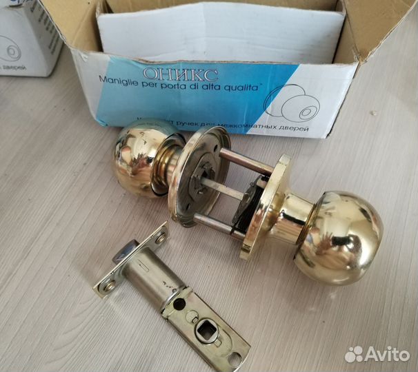 Ручка с замком для межкомнатных дверей с ключом