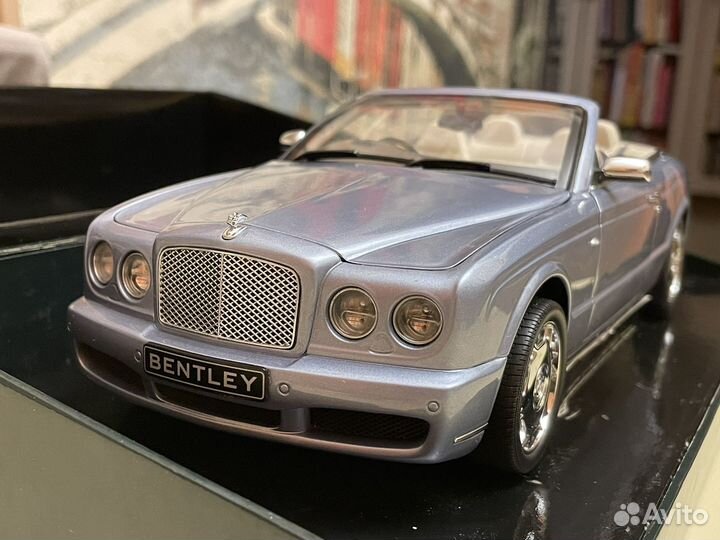 Bentley Azure Dealer 1:18 Minichamps