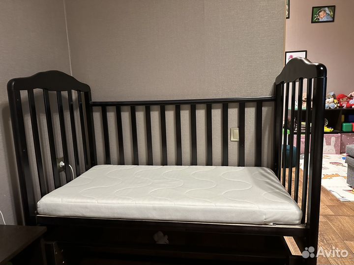 Детская кроватка с маятником и матрасом