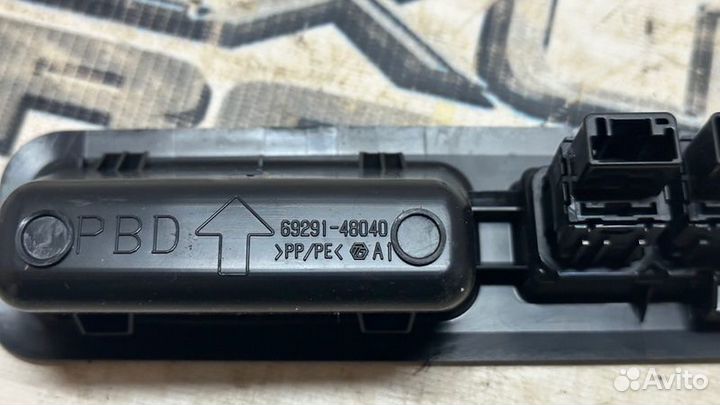 Кнопка крышки багажника зад. Lexus RX300