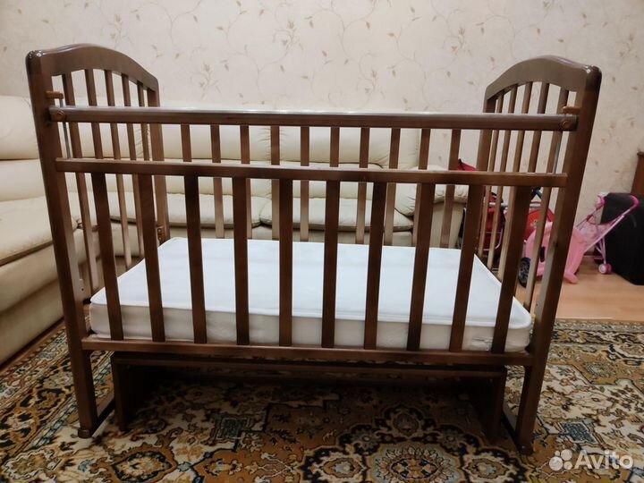 Детская кроватка качалка с маятником в идеальном с