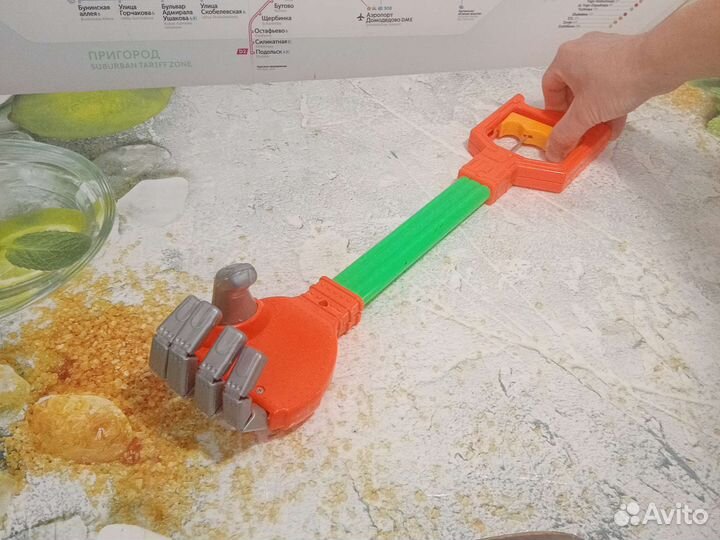 Живая игрушечная рука