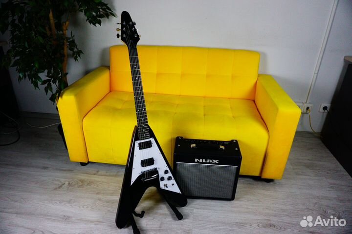 Электрогитара Стрела (форма Flying V)