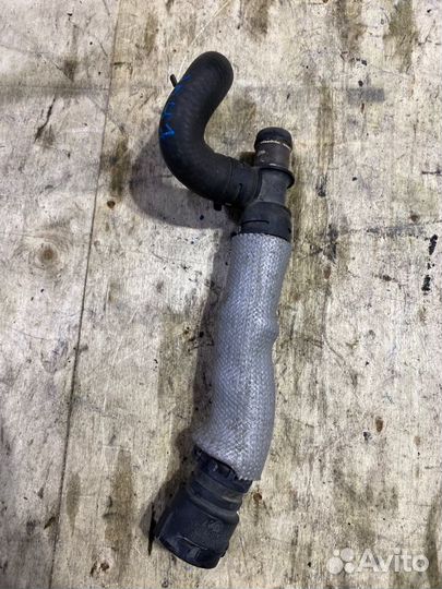 Патрубок системы охлаждения Volkswagen Passat 3C5