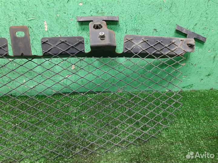 Решетка в бампер центральная Mitsubishi Grandis 2