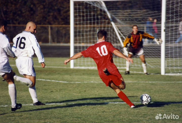 Играть в футбол