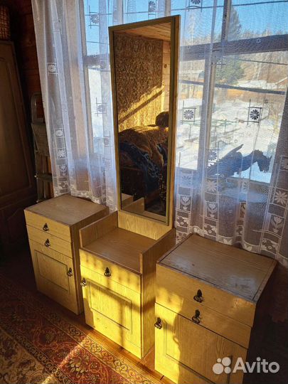 Трюмо с зеркалом и две прикроватные тумбы